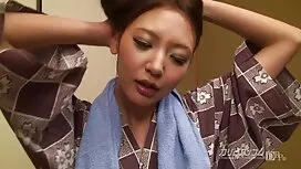 Seorang gadis muda y ...