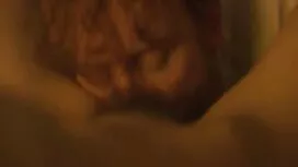 Berwarna gangsa meny ...