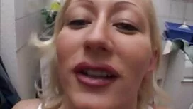 Gadis mengambil kenc ...