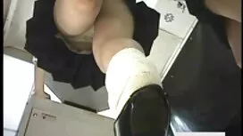 Wanita di celana hit ...