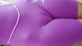 Wanita tuangkan krim ...