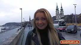 Gadis dengan payudar ...