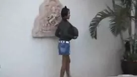 Gadis itu meletakkan ...