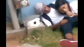 Di pinggul, hitam se ...