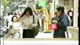 Dia duduk di besar s ...