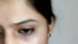 Wanita itu membayar  ...