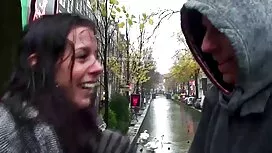 Dia dibesarkan benar ...