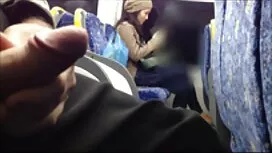 Menggunakan mainan.  ...