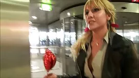 Dengan bibir dicat u ...