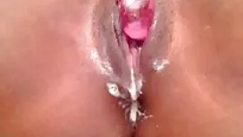 Wanita memotong peni ...