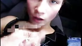 Seorang pria menaruh ...