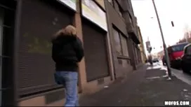 Seorang pria makan j ...