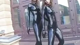 Isteri muda berdiri  ...