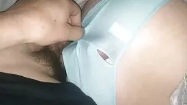 Seorang pria makan n ...